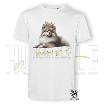 T-shirt bianca stampata con uno Spitz Tedesco, grafica Never Humble