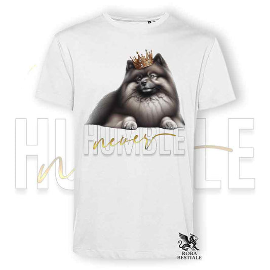 T-shirt bianca stampata con uno Spitz Tedesco, grafica Never Humble