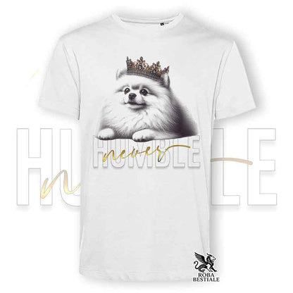 T-shirt bianca stampata con uno Spitz Tedesco Pomerania, grafica Never Humble