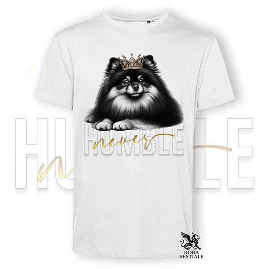 T-shirt bianca stampata con uno Spitz Tedesco Pomerania, grafica Never Humble