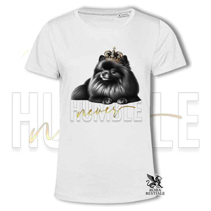 T-shirt bianca stampata con uno Spitz Tedesco Pomerania, grafica Never Humble