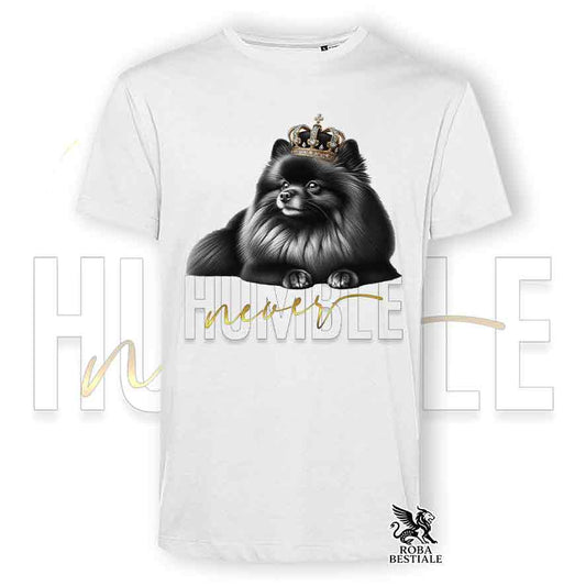 T-shirt bianca stampata con uno Spitz Tedesco Pomerania, grafica Never Humble