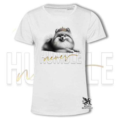 T-shirt bianca stampata con uno Spitz Tedesco Pomerania, grafica Never Humble