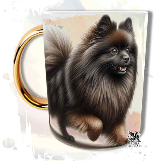 Tazza con Spitz Tedesco Piccolo marrone, stampata con grafica Behavior, manico oro, fronte