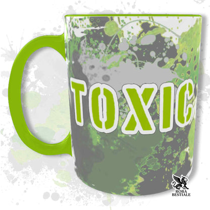 Tazza con scritta TOXIC verde, manico verde e macchie su grigio