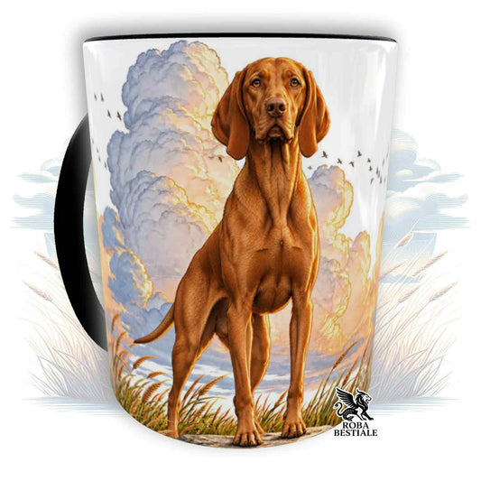 Tazza bianca con bracco ungherese a pelo corto, cielo e nuvole, logo ROBA BESTIALE
