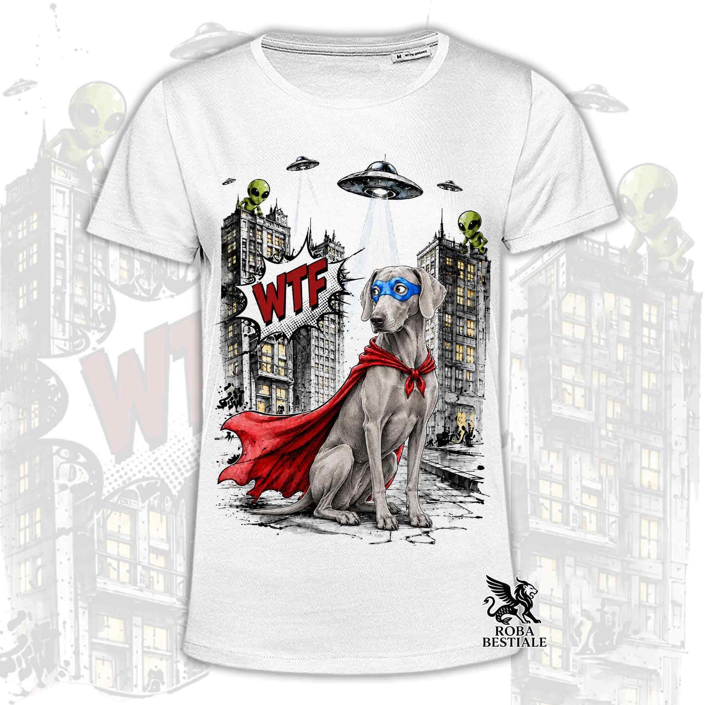 T-shirt bianca stampata con un Weimaraner con espressione sorpresa, vestito da Super Eroe. Grafica originale Roba Bestiale, collezione Hero