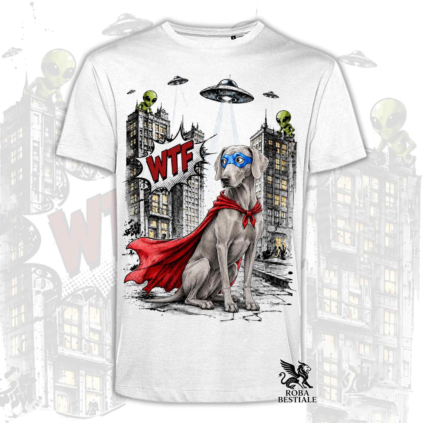 T-shirt bianca stampata con un Weimaraner con espressione sorpresa, vestito da Super Eroe. Grafica originale Roba Bestiale, collezione Hero