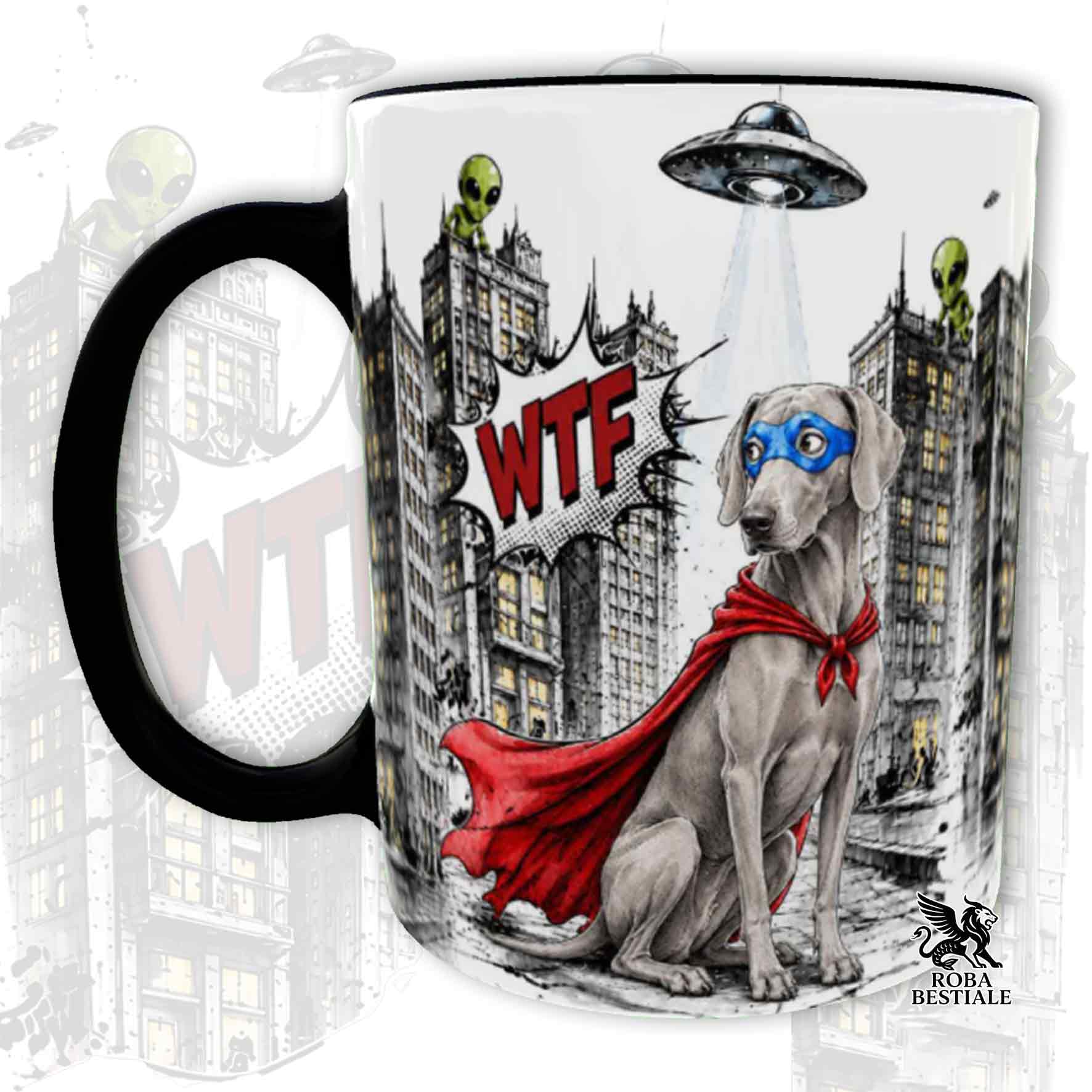 Tazza nera stampata con un weimaraner con espressione sorpresa, vestito da Super Eroe. Grafica originale Roba Bestiale, collezione Hero