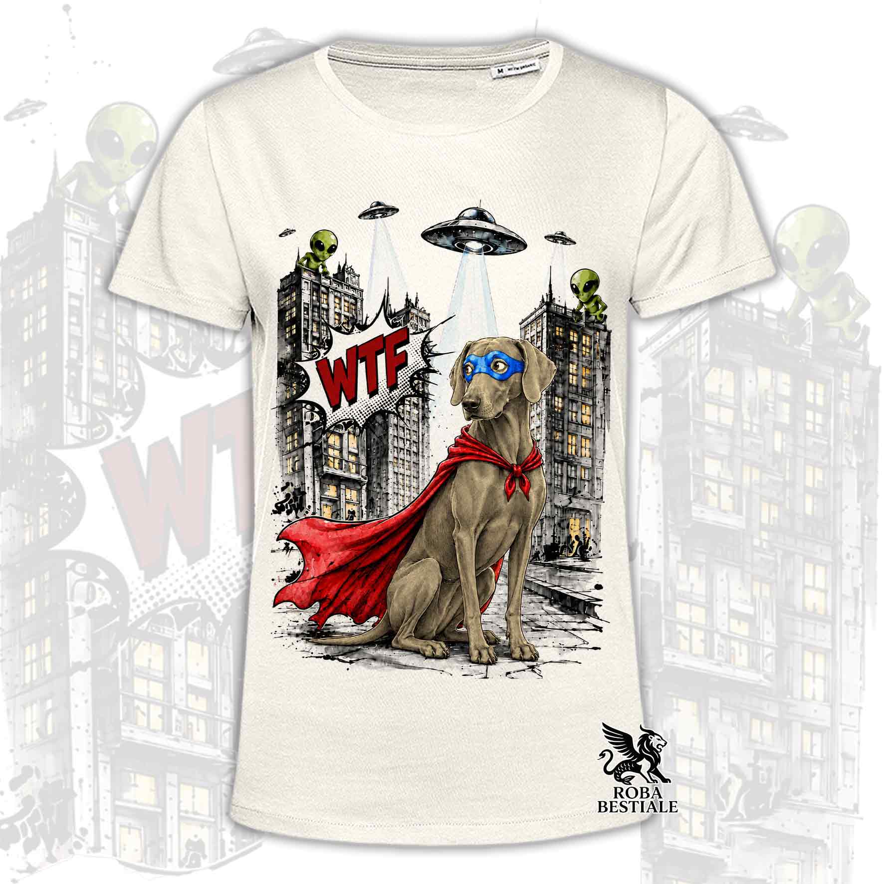 T-shirt beige stampata con un Weimaraner con espressione sorpresa, vestito da Super Eroe. Grafica originale Roba Bestiale, collezione Hero