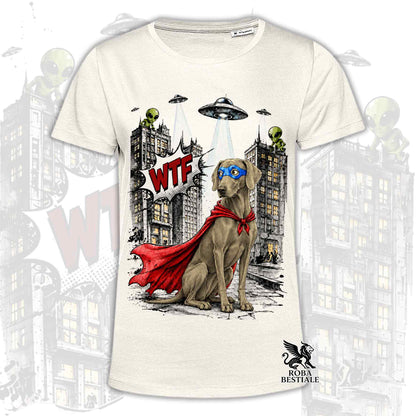 T-shirt beige stampata con un Weimaraner con espressione sorpresa, vestito da Super Eroe. Grafica originale Roba Bestiale, collezione Hero