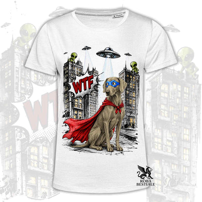 T-shirt bianca stampata con un Weimaraner con espressione sorpresa, vestito da Super Eroe. Grafica originale Roba Bestiale, collezione Hero