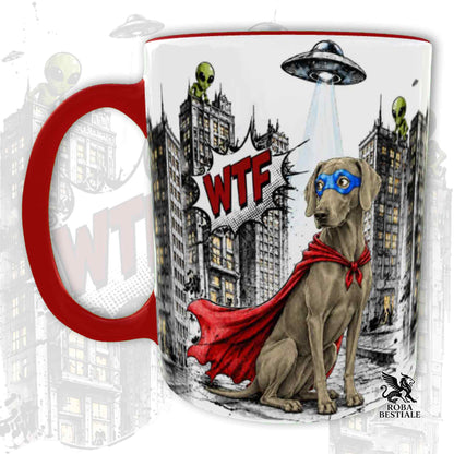 Tazza rossa stampata con un weimaraner con espressione sorpresa, vestito da Super Eroe. Grafica originale Roba Bestiale, collezione Hero