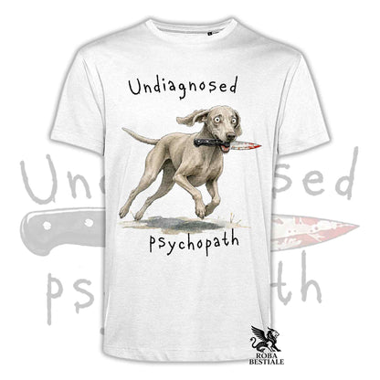 T-shirt bianca stampata con un Weimaraner che tiene un coltello tra i denti. Grafica originale Roba Bestiale, collezione Psychopath