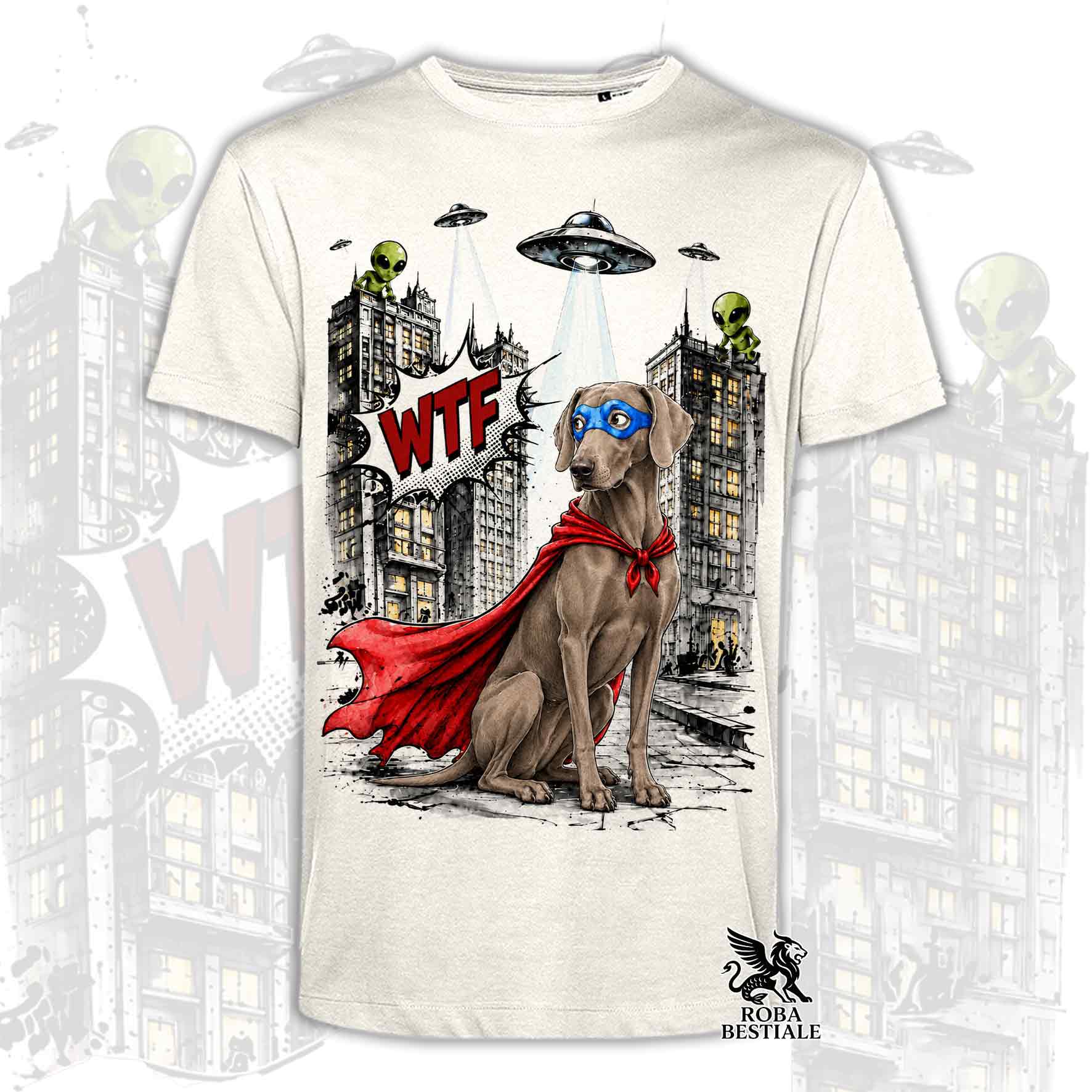 T-shirt beige stampata con un Weimaraner con espressione sorpresa, vestito da Super Eroe. Grafica originale Roba Bestiale, collezione Hero