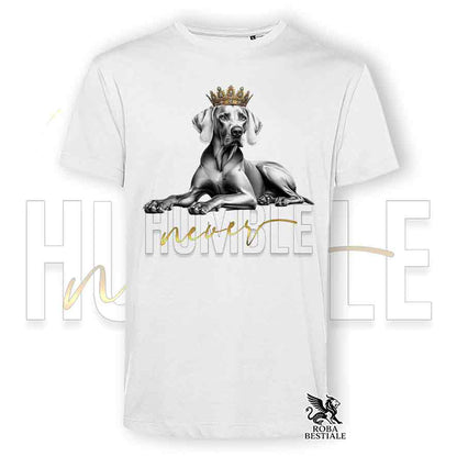 T-shirt bianca stampata con un Weimaraner, grafica Never Humble
