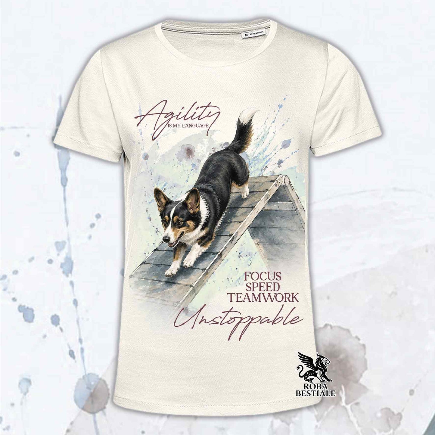T-shirt beige stampata con un Welsh Corgi Cardigan che fa Agility. Grafica originale Roba Bestiale, collezione A-Frame