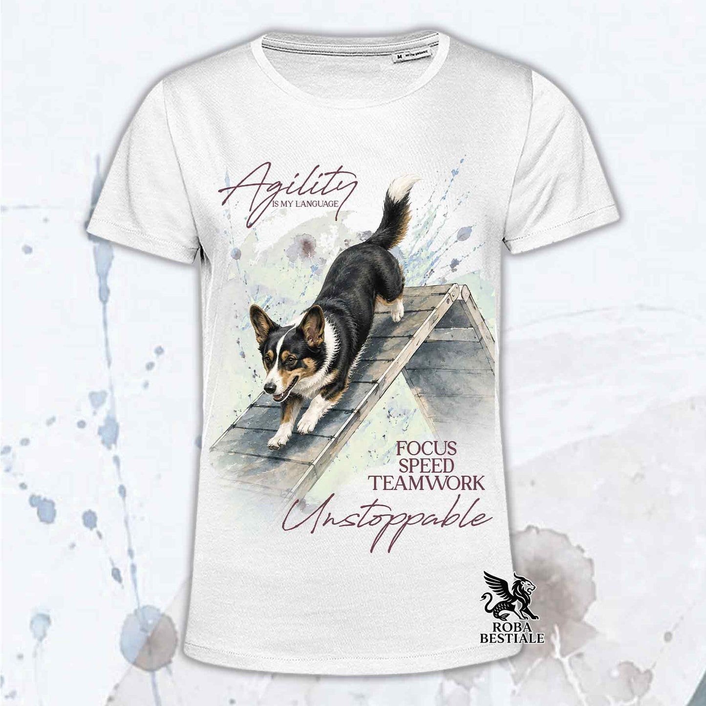 T-shirt bianca stampata con un Welsh Corgi Cardigan che fa Agility. Grafica originale Roba Bestiale, collezione A-Frame