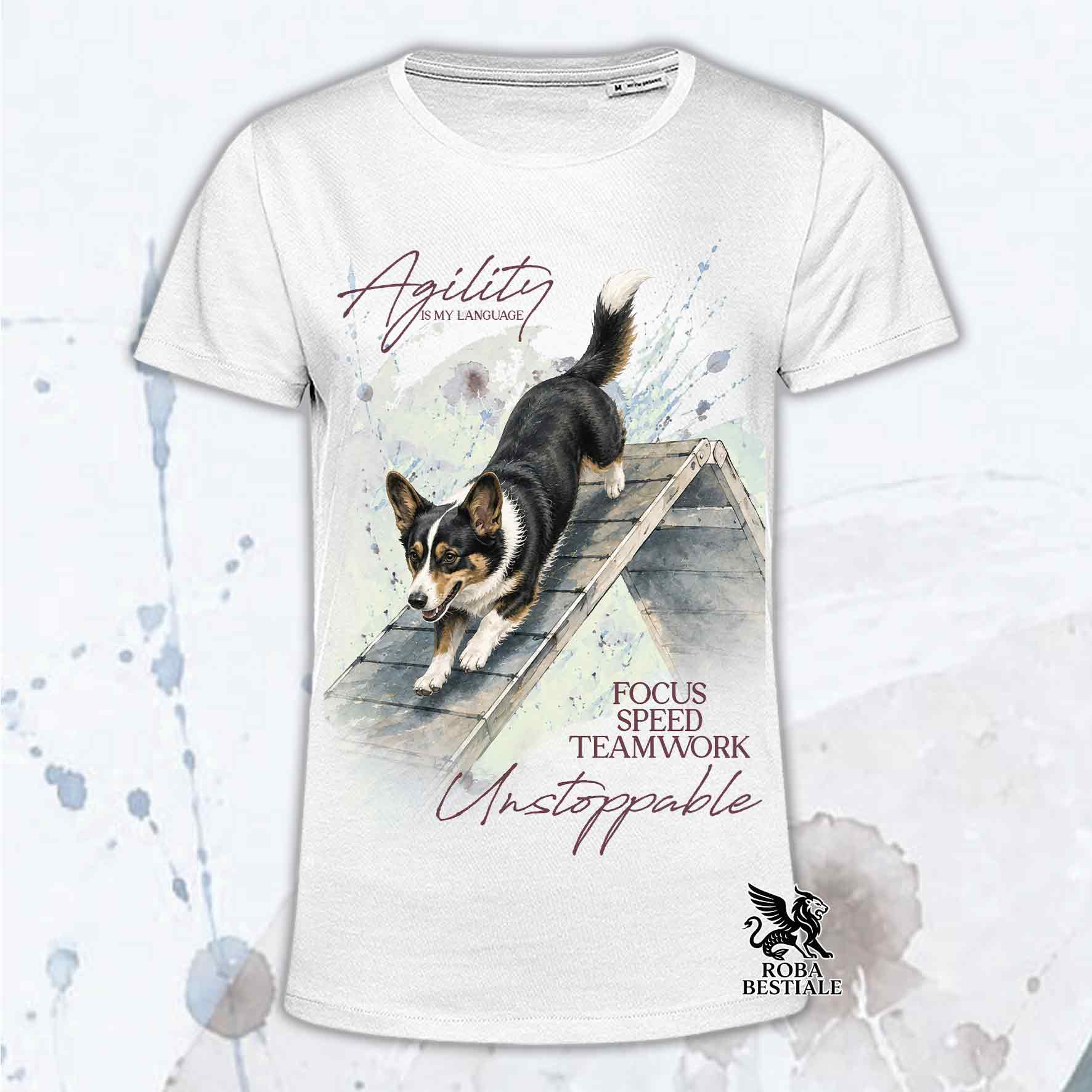 T-shirt bianca stampata con un Welsh Corgi Cardigan che fa Agility. Grafica originale Roba Bestiale, collezione A-Frame