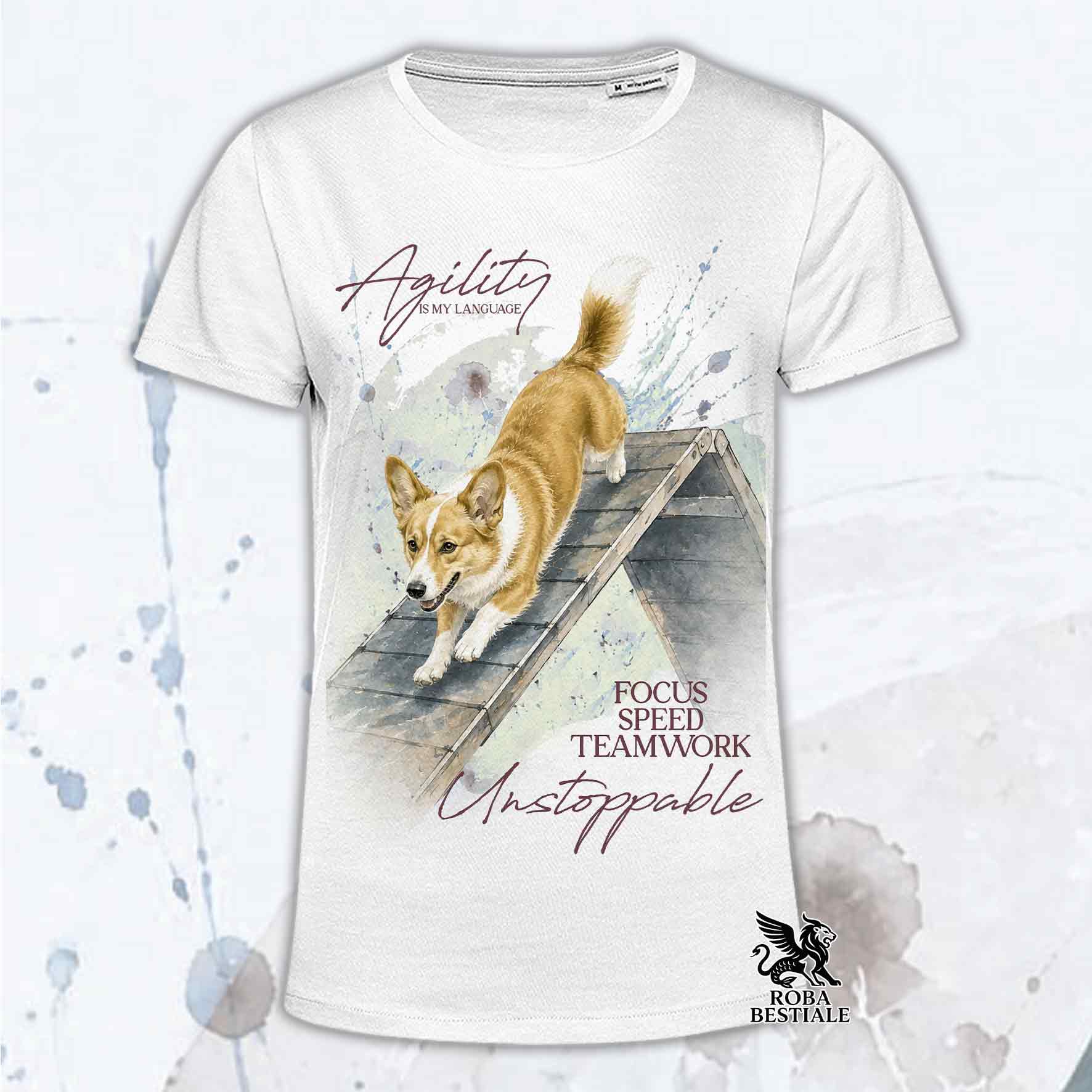 T-shirt bianca stampata con un Welsh Corgi Cardigan che fa Agility. Grafica originale Roba Bestiale, collezione A-Frame