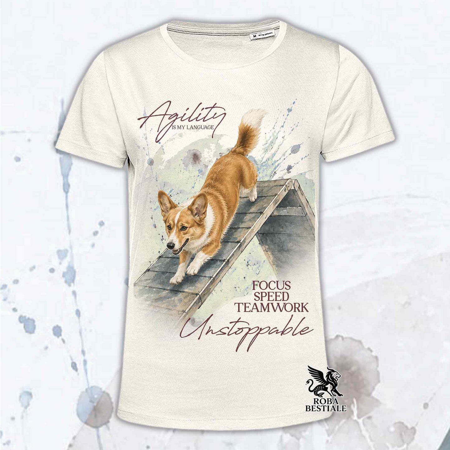 T-shirt beige stampata con un Welsh Corgi Cardigan che fa Agility. Grafica originale Roba Bestiale, collezione A-Frame