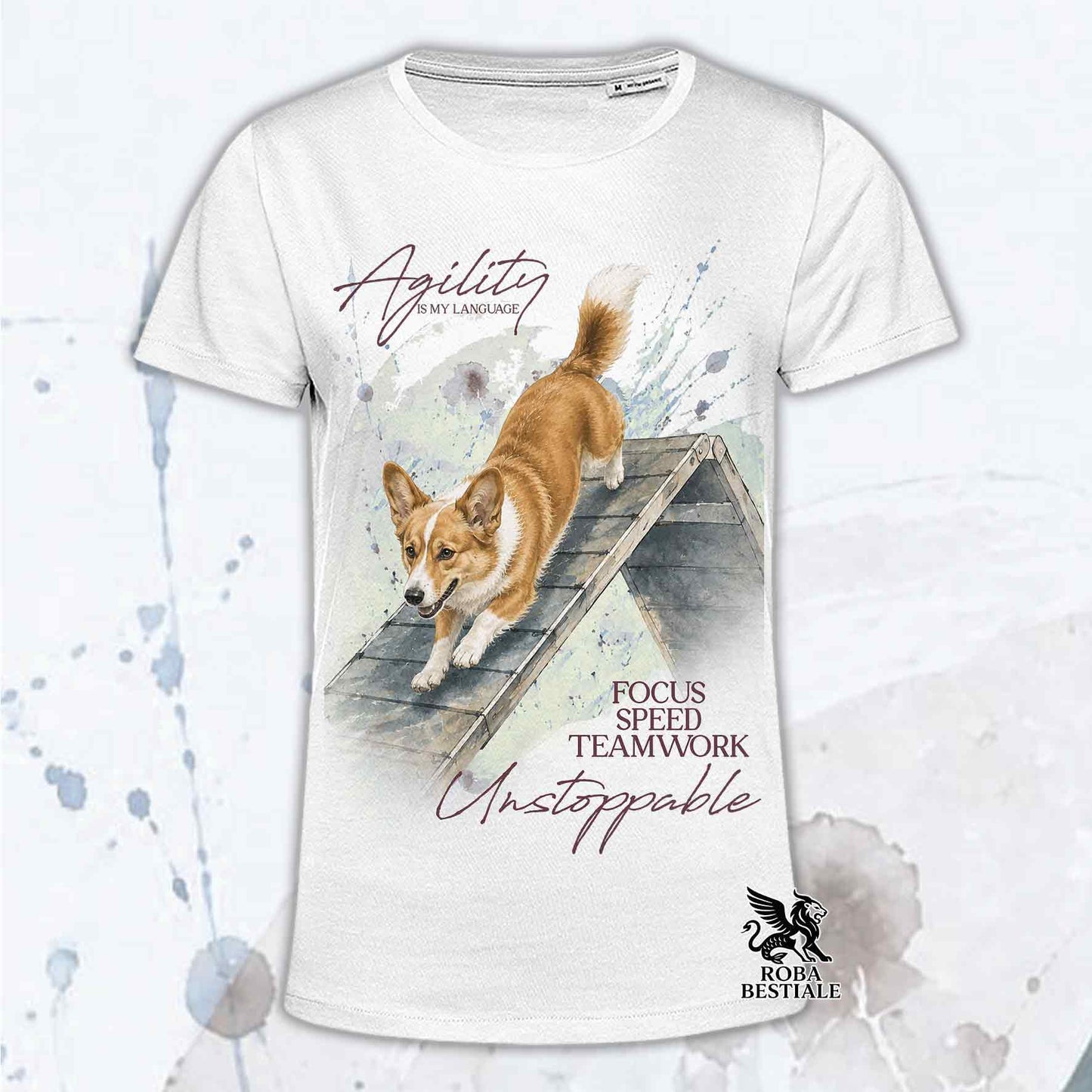 T-shirt bianca stampata con un Welsh Corgi Cardigan che fa Agility. Grafica originale Roba Bestiale, collezione A-Frame