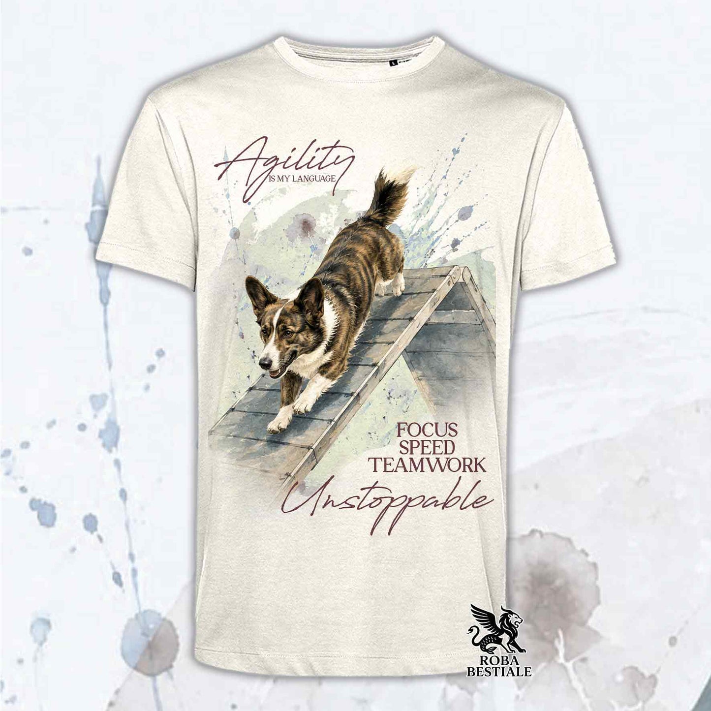 T-shirt beige stampata con un Welsh Corgi Cardigan che fa Agility. Grafica originale Roba Bestiale, collezione A-Frame
