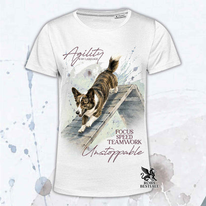 T-shirt bianca stampata con un Welsh Corgi Cardigan che fa Agility. Grafica originale Roba Bestiale, collezione A-Frame