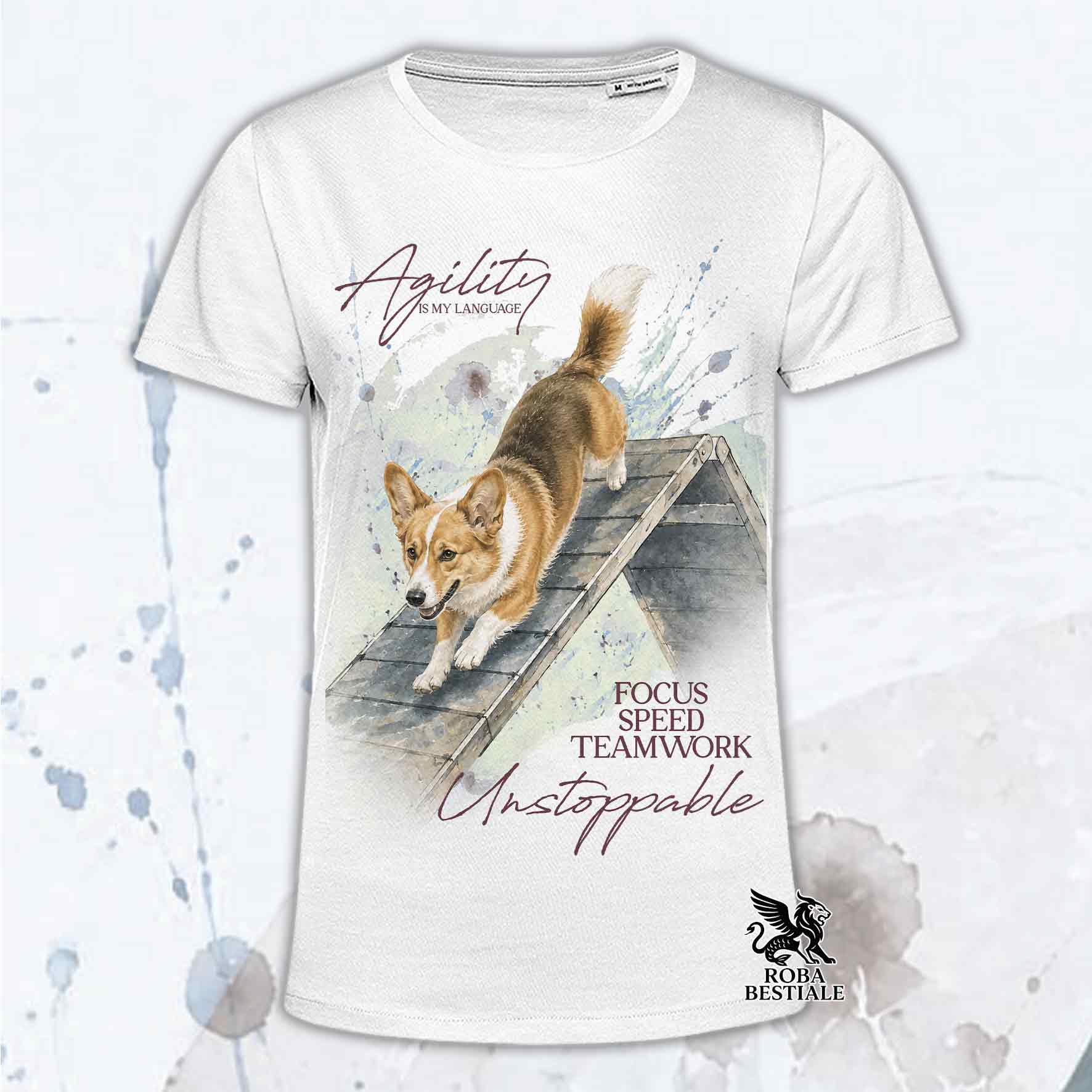 T-shirt bianca stampata con un Welsh Corgi Cardigan che fa Agility. Grafica originale Roba Bestiale, collezione A-Frame