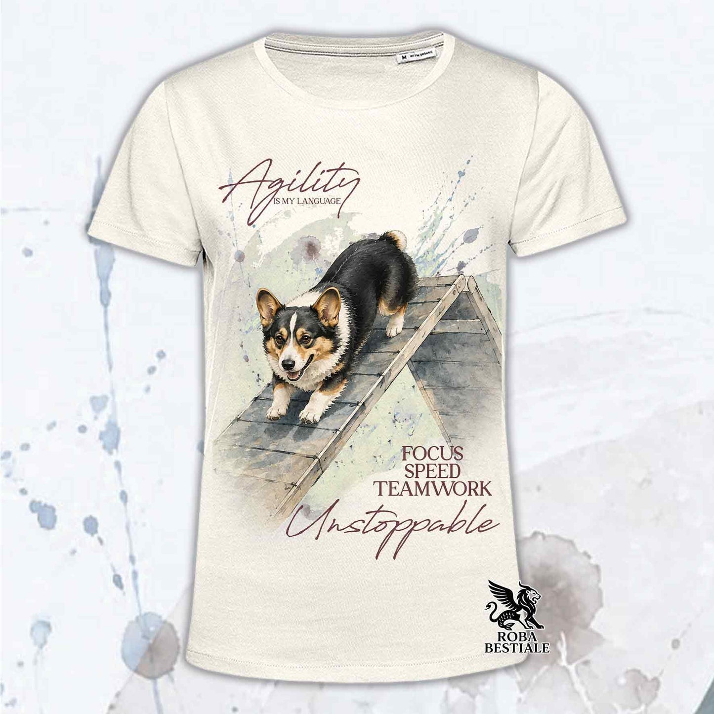 T-shirt beige stampata con un Welsh Corgi Cardigan che fa Agility. Grafica originale Roba Bestiale, collezione A-Frame