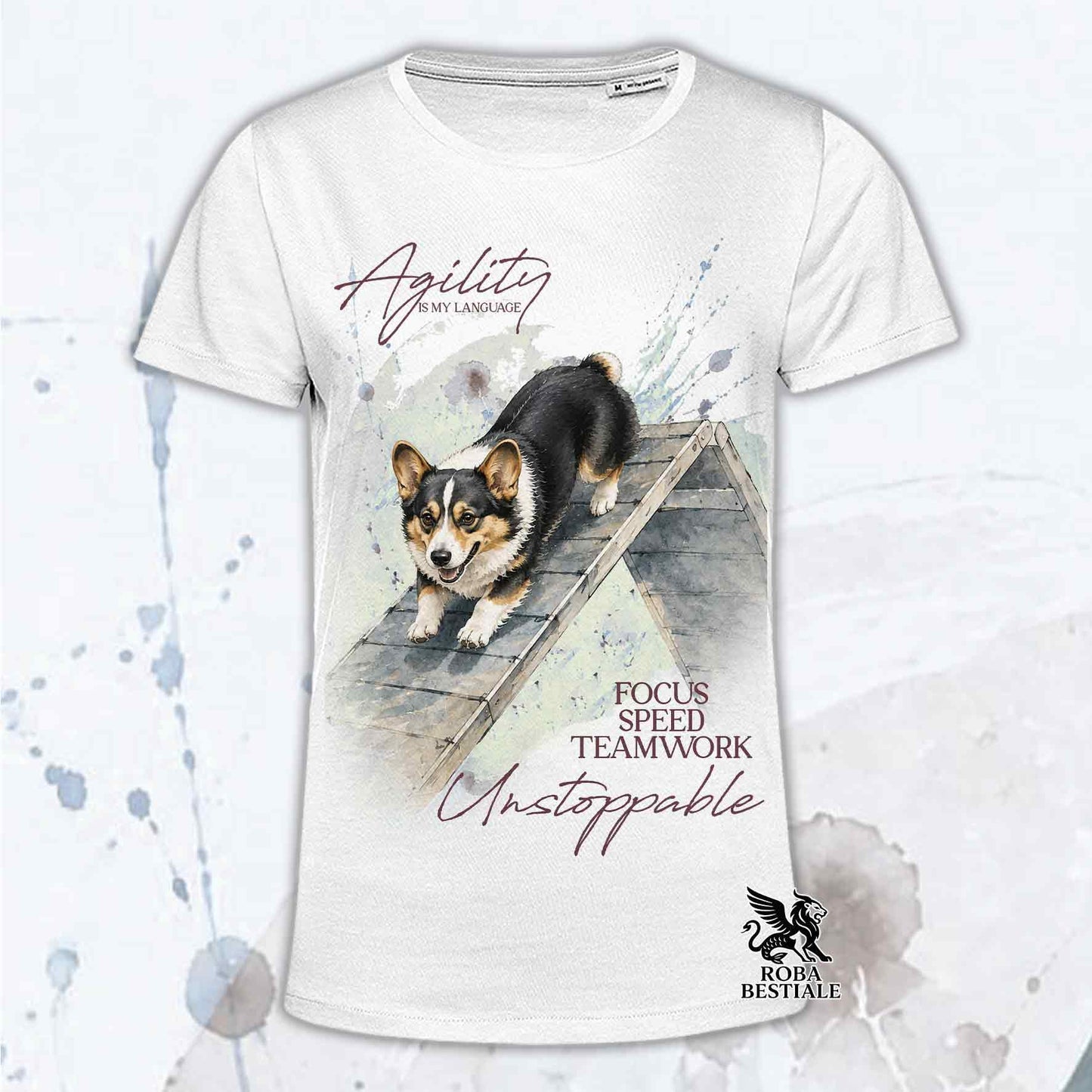 T-shirt bianca stampata con un Welsh Corgi Cardigan che fa Agility. Grafica originale Roba Bestiale, collezione A-Frame