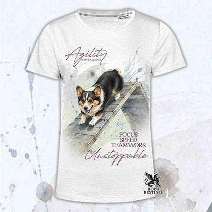 T-shirt bianca stampata con un Welsh Corgi Cardigan che fa Agility. Grafica originale Roba Bestiale, collezione A-Frame
