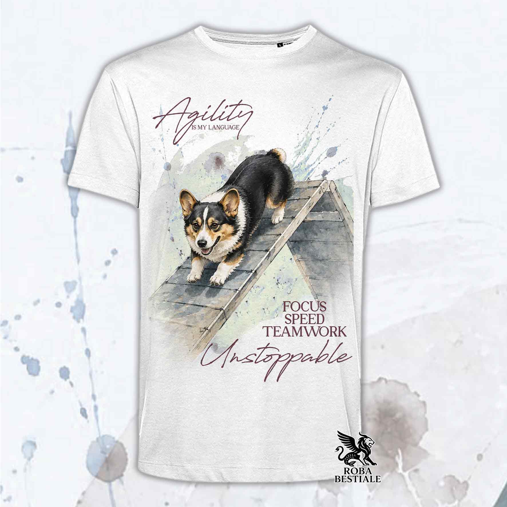 T-shirt bianca stampata con un Welsh Corgi Cardigan che fa Agility. Grafica originale Roba Bestiale, collezione A-Frame
