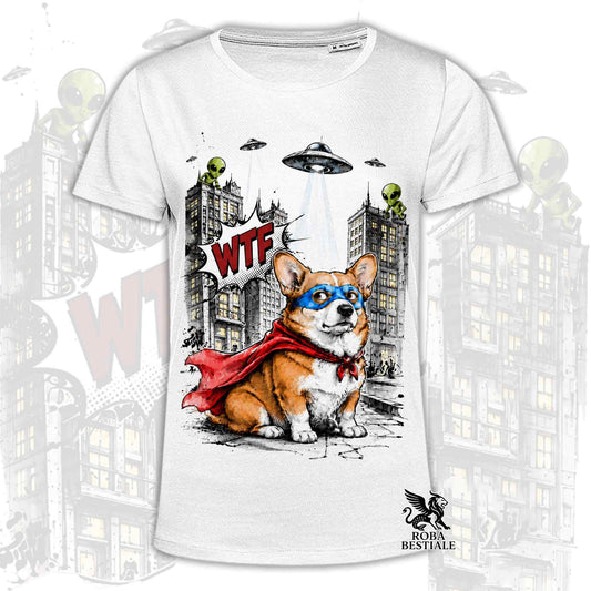 T-shirt bianca stampata con un Welsh Corgi Pembroke con espressione sorpresa, vestito da Super Eroe. Grafica originale Roba Bestiale, collezione Hero