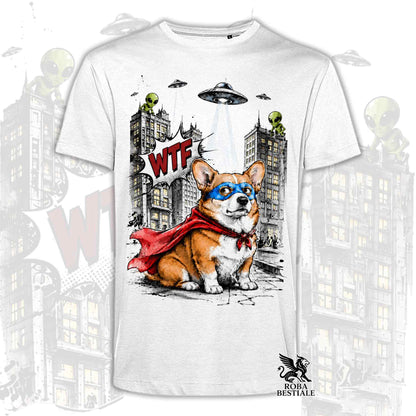 T-shirt bianca stampata con un Welsh Corgi Pembroke con espressione sorpresa, vestito da Super Eroe. Grafica originale Roba Bestiale, collezione Hero