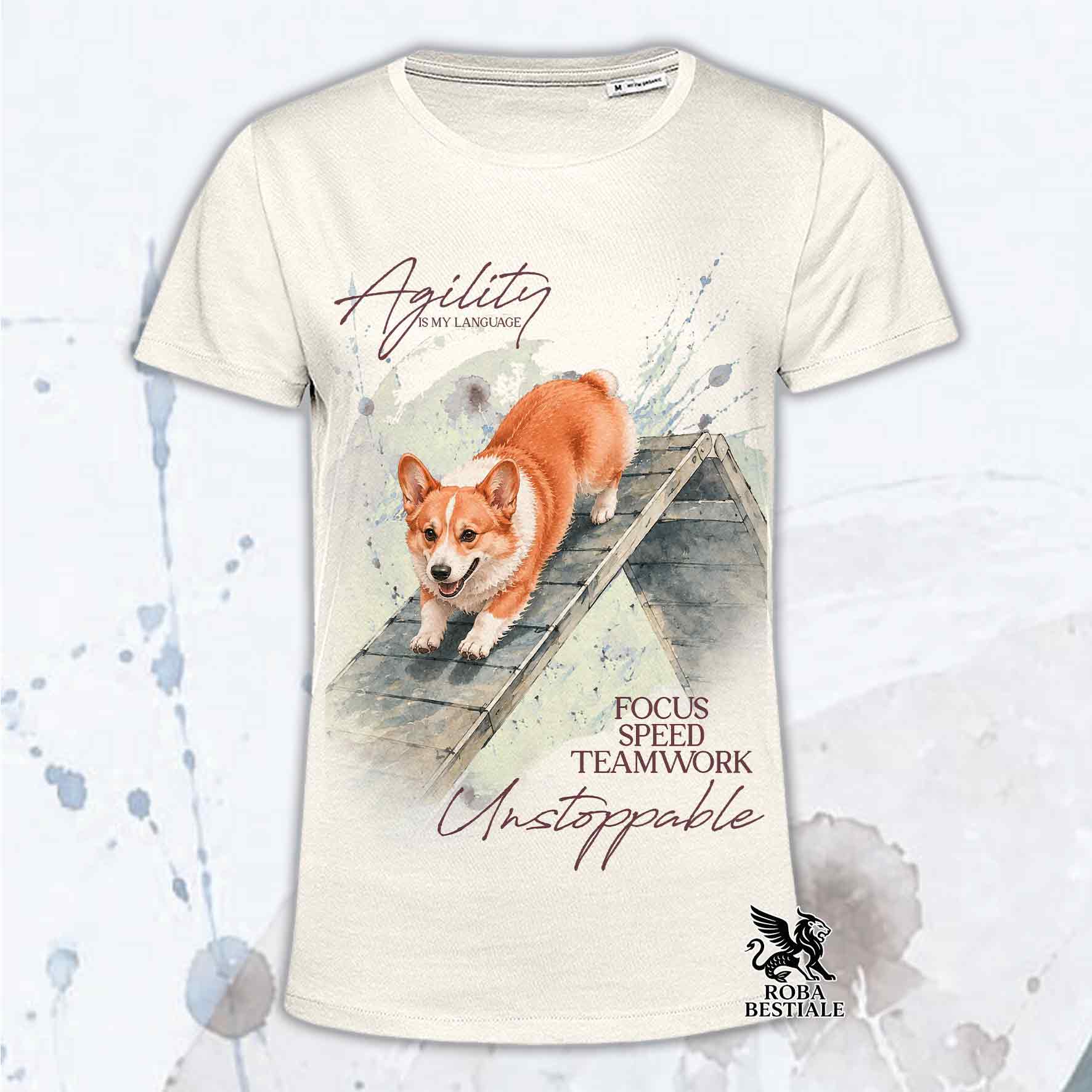 T-shirt beige stampata con un Welsh Corgi Pembroke che fa Agility. Grafica originale Roba Bestiale, collezione A-Frame