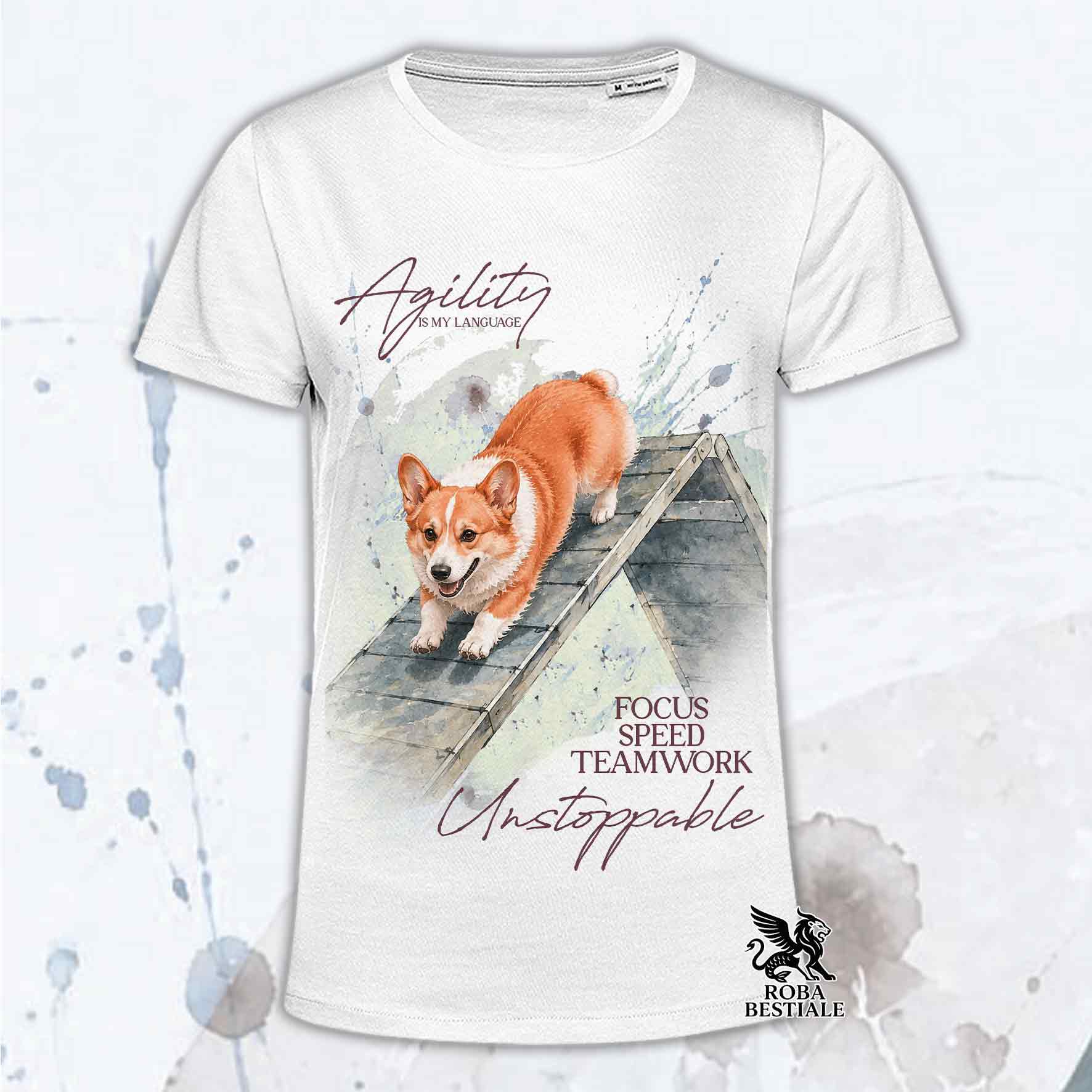 T-shirt bianca stampata con un Welsh Corgi Pembroke che fa Agility. Grafica originale Roba Bestiale, collezione A-Frame