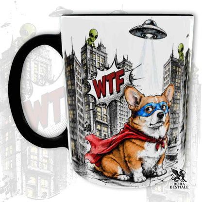 Tazza nera stampata con un Welsh Corgi Pembroke con espressione sorpresa, vestito da Super Eroe. Grafica originale Roba Bestiale, collezione Hero
