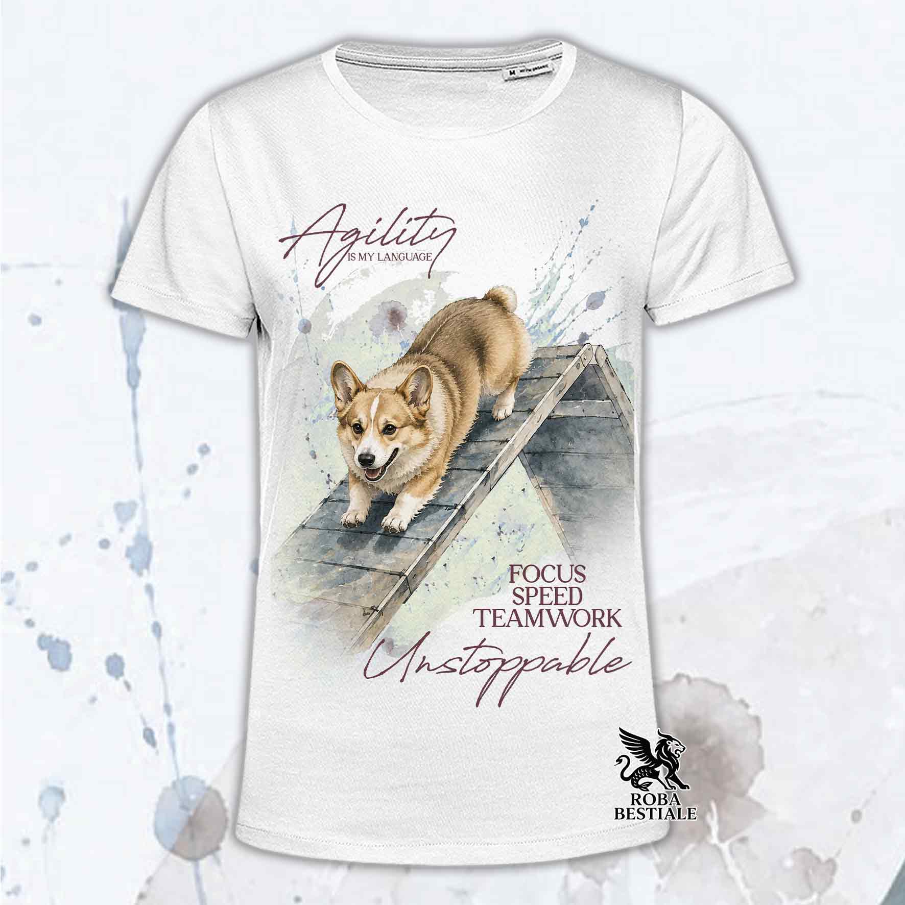 T-shirt bianca stampata con un Welsh Corgi Pembroke che fa Agility. Grafica originale Roba Bestiale, collezione A-Frame