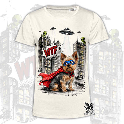 T-shirt beige stampata con un Yorkshire Terrier con espressione sorpresa, vestito da Super Eroe. Grafica originale Roba Bestiale, collezione Hero