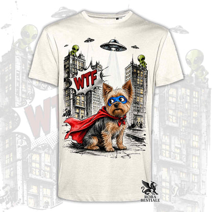 T-shirt beige stampata con un Yorkshire Terrier con espressione sorpresa, vestito da Super Eroe. Grafica originale Roba Bestiale, collezione Hero
