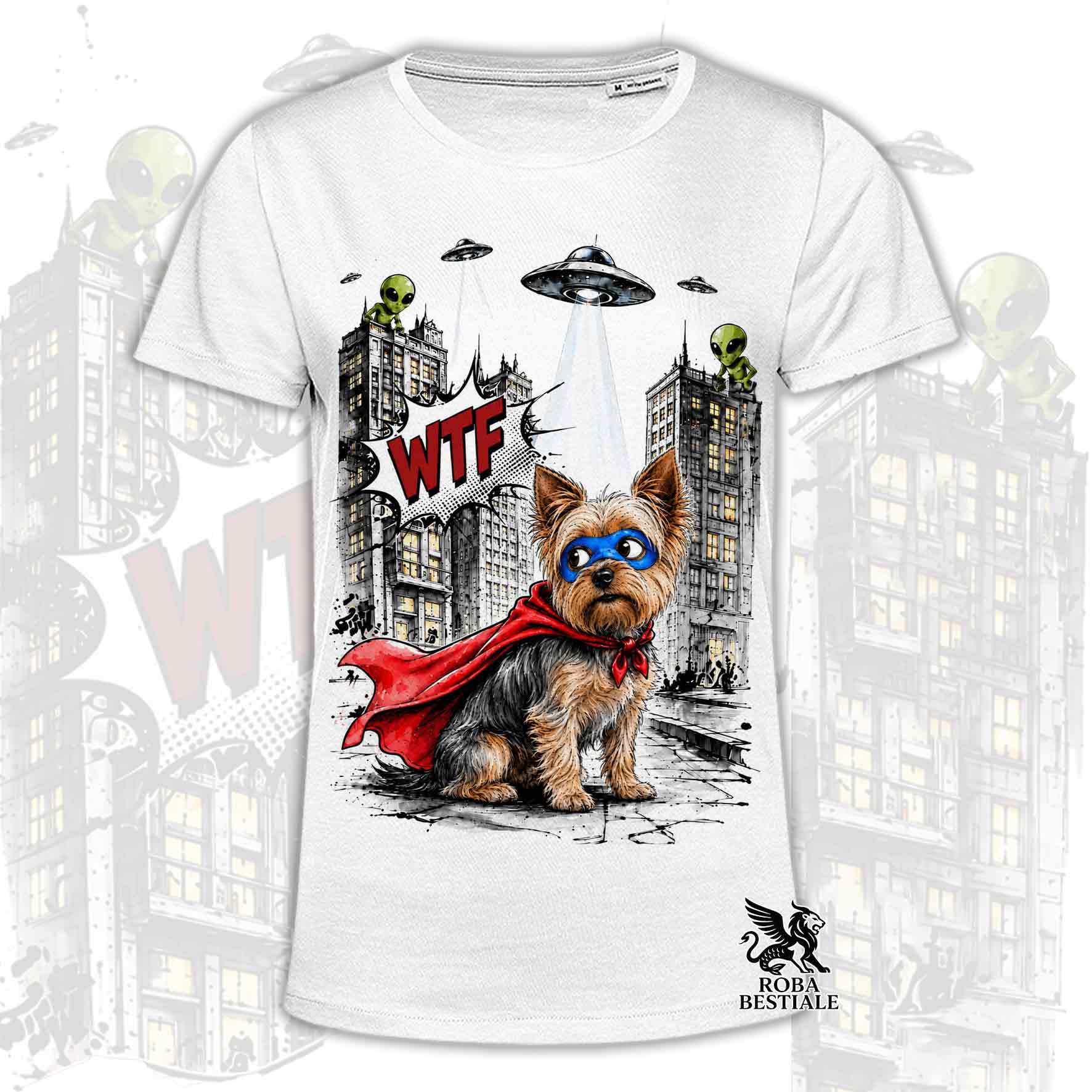 T-shirt bianca stampata con un Yorkshire Terrier con espressione sorpresa, vestito da Super Eroe. Grafica originale Roba Bestiale, collezione Hero