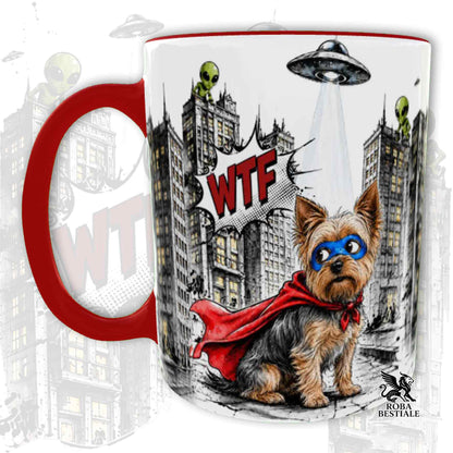 Tazza rossa stampata con un Yorkshire Terrier con espressione sorpresa, vestito da Super Eroe. Grafica originale Roba Bestiale, collezione Hero